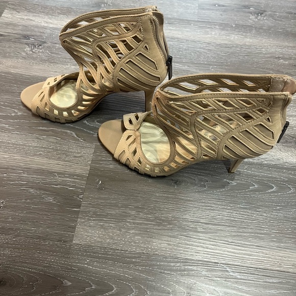 BCBG High Heel Booties Cut Out Drita Women 4" Peep Toe Zip Closure Brown Tan 9.5 - Picture 3 of 4